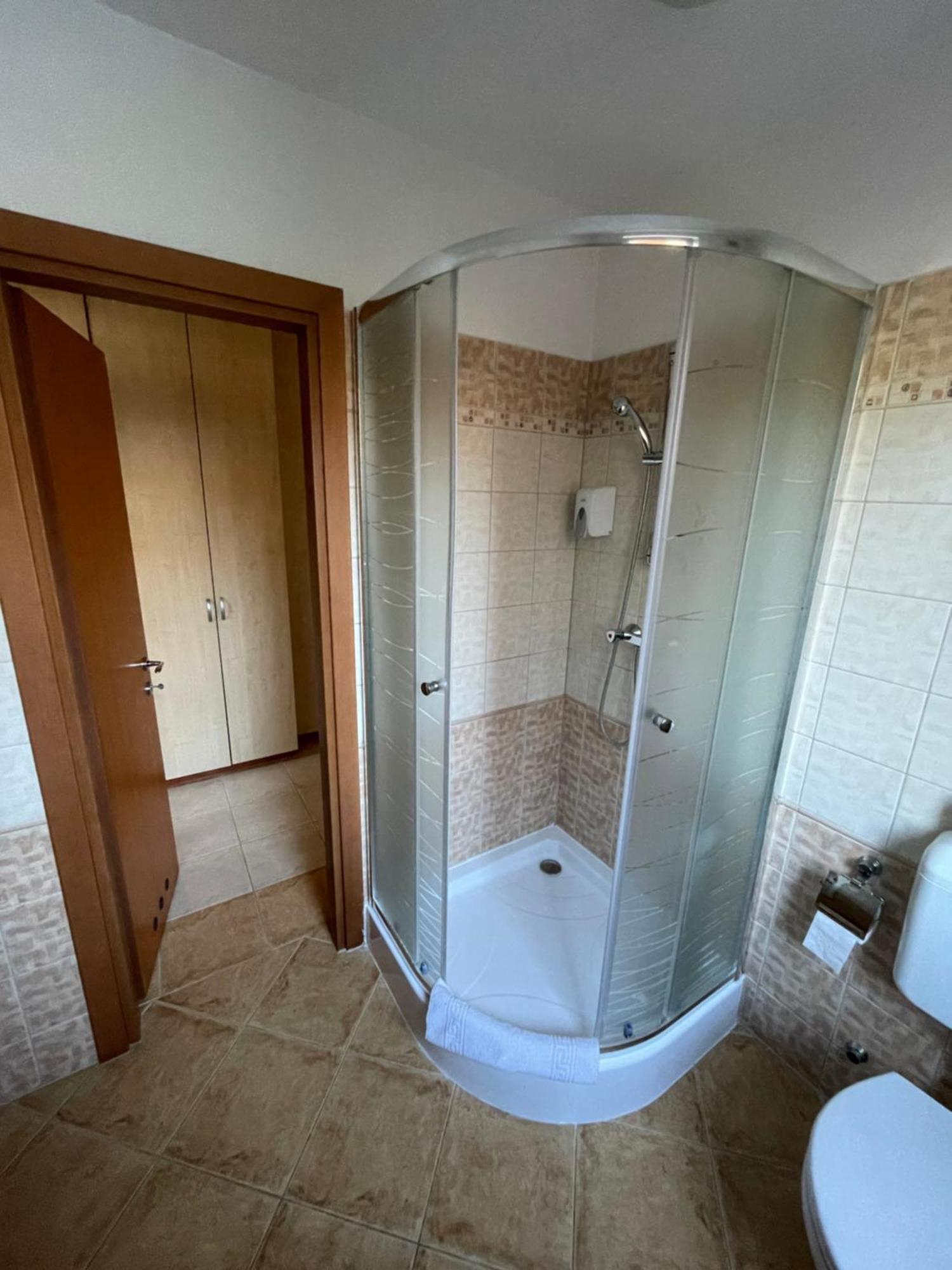 Garda Wellness Apartmanhaz Heviz Bilik gambar